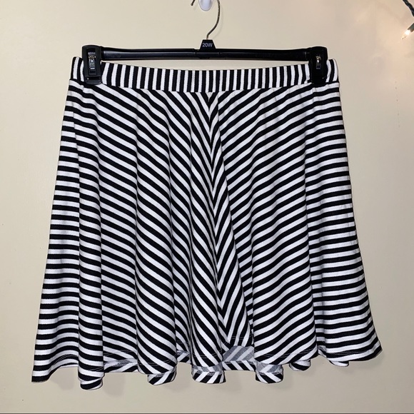 🌸 2for$30. NWT Torrid Chevron Stripe Skater Skirt - Picture 2 of 5